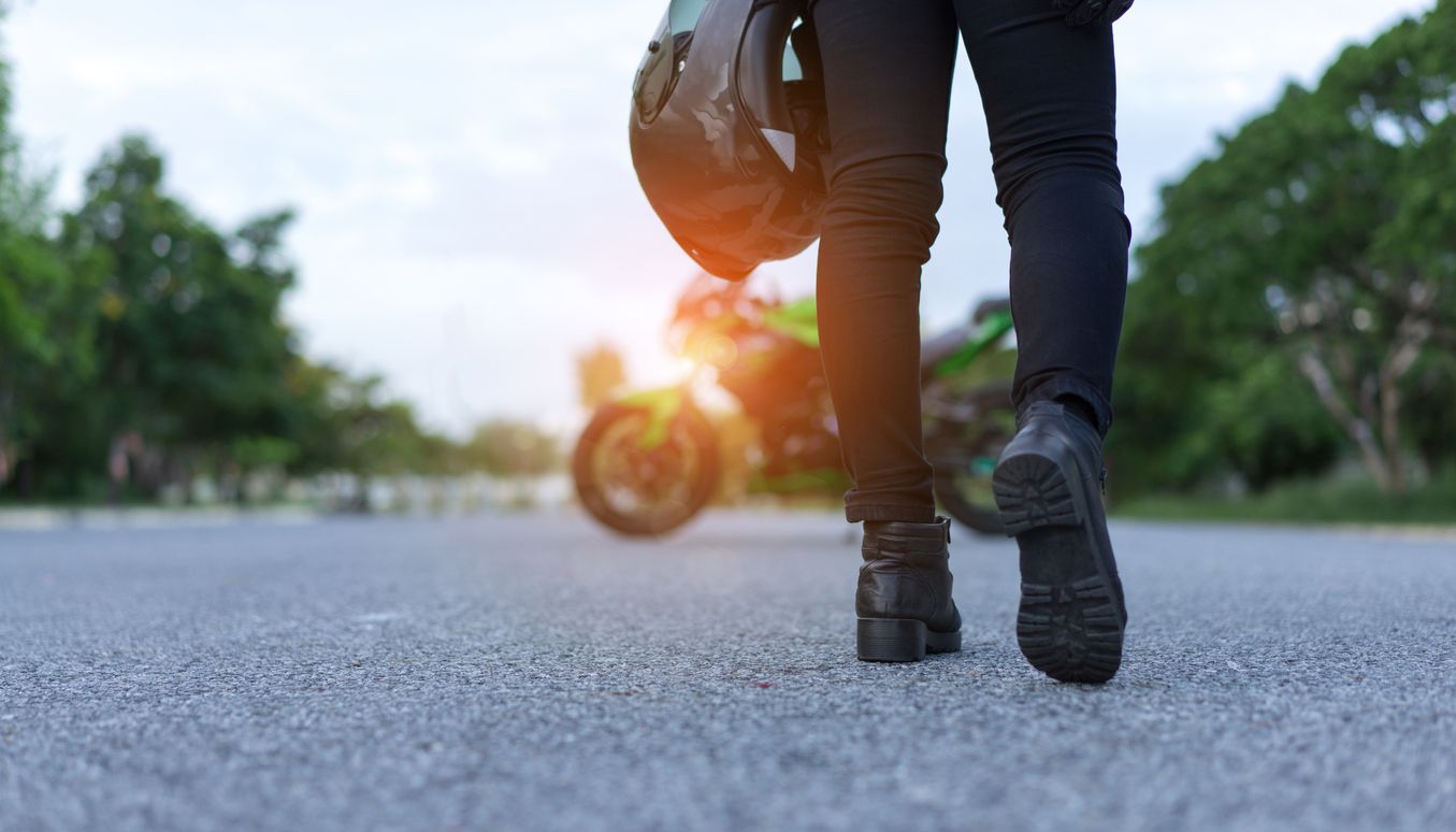 Berikut ini 3 jenis sepatu yang nyaman digunakan perempuan saat naik motor, ada sneaker hingga high heel boots