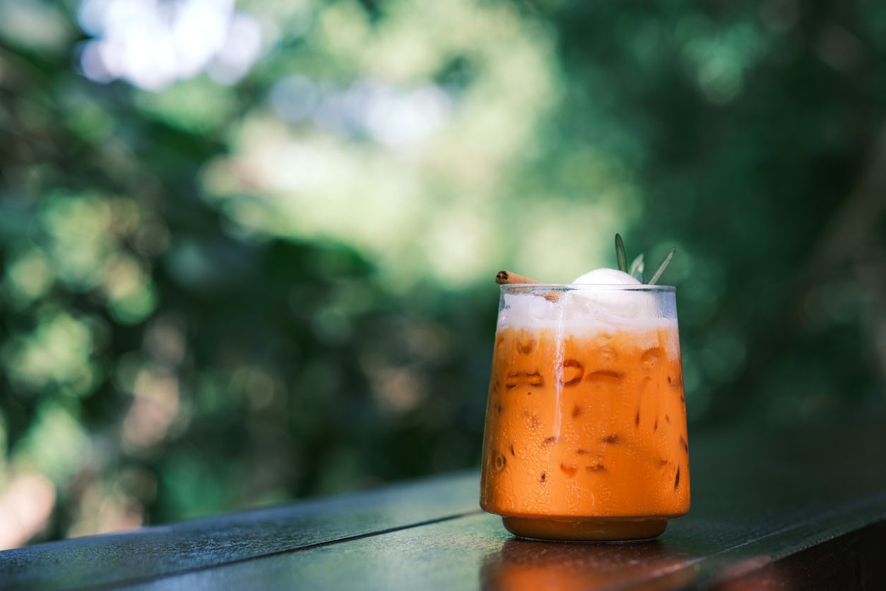 Berikut ini 4 tips membuat thai tea, minuman khas Thailand yang kembali viral di TikTok, nikmat diminum saat cuaca panas