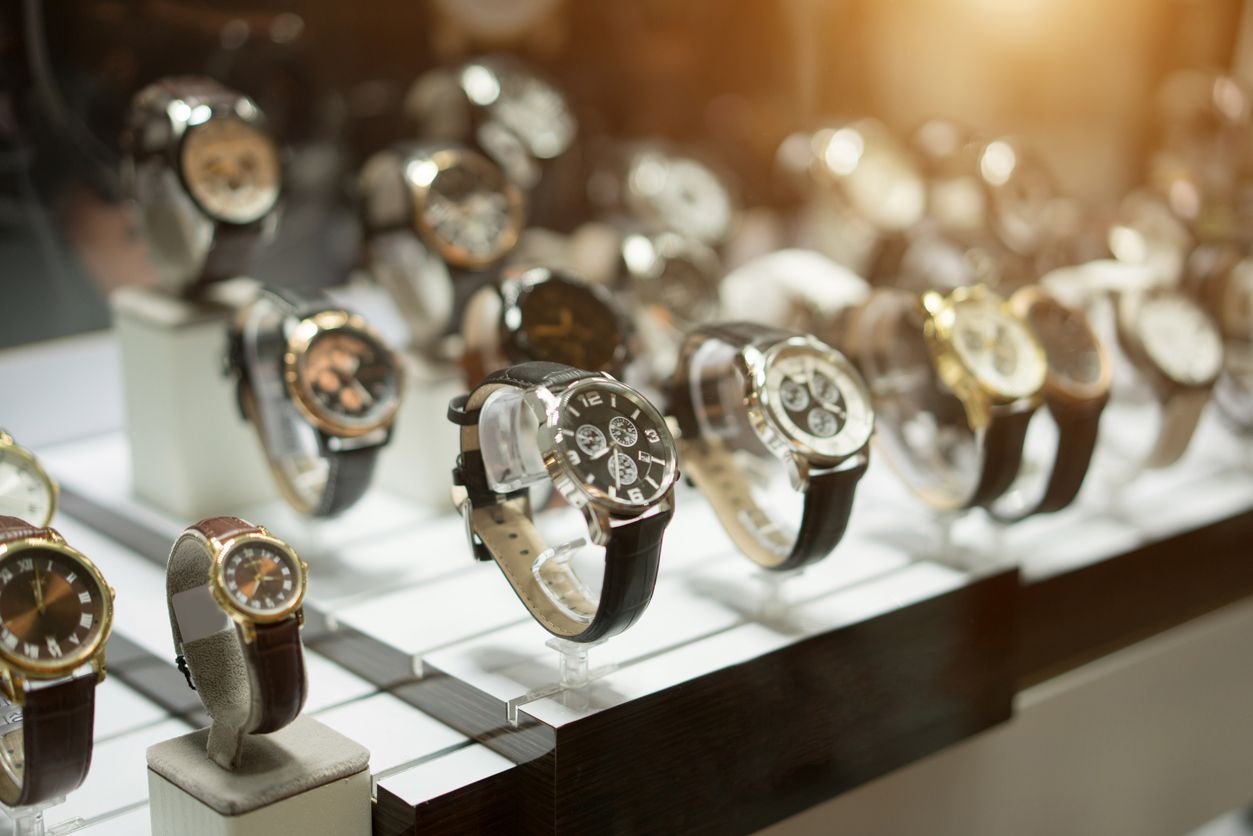 Berikut 3 perbedaan antara fashion dan luxury watch, bisa diketahui dari kualitas, desain, hingga harganya.