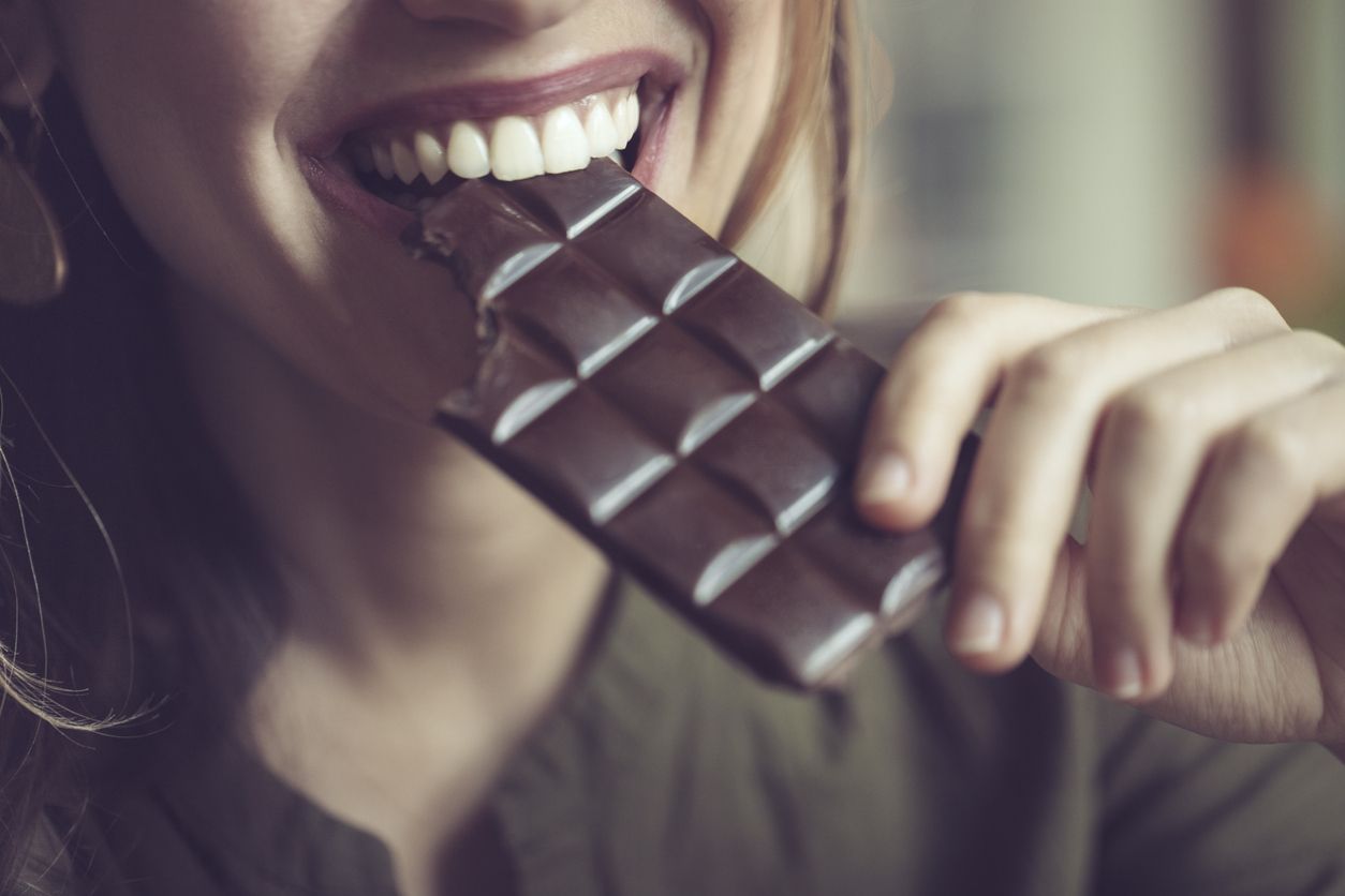 Biar kesehatan mental stabil, berikut ini lima jenis makanan yang bisa membantu meningkatkan mood. Apa saja?