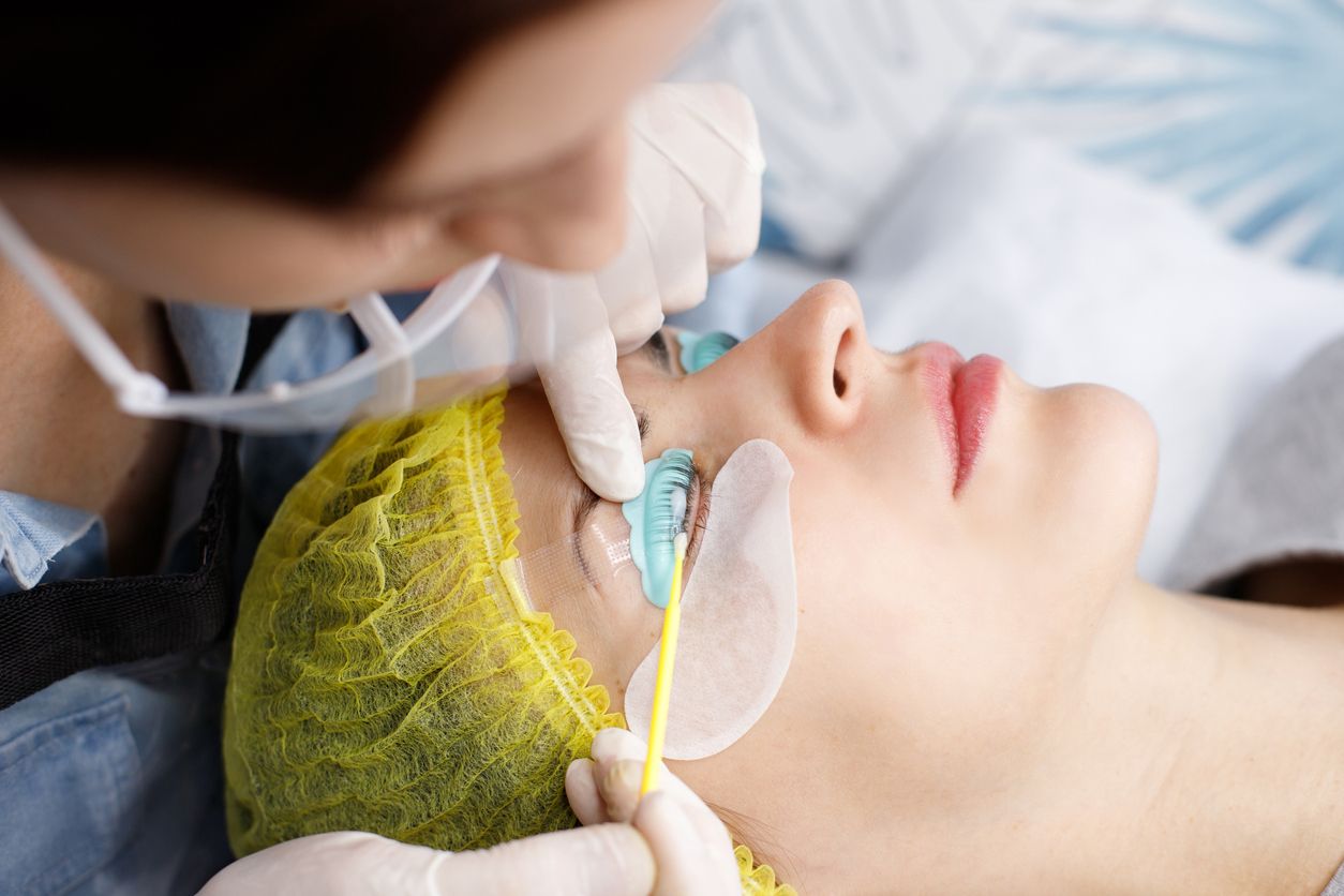 Berikut ini penjelasan mengenai apa itu eyelash filler yang kini jadi perawatan kecantikan untuk bulu mata yang viral di TikTok.