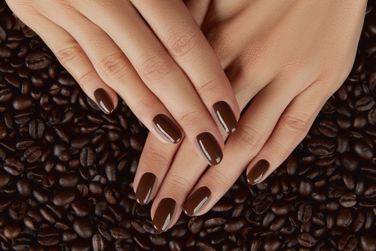 Berikut ini rekomendasi nail polish dengan berbagai jenis warna cokelat yang cantik di tangan, simak selengkapnya!