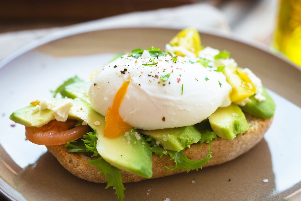 Berikut ini 3 tips membuat poached egg ala chef profesional, pastikan memakai telur yang masih segar