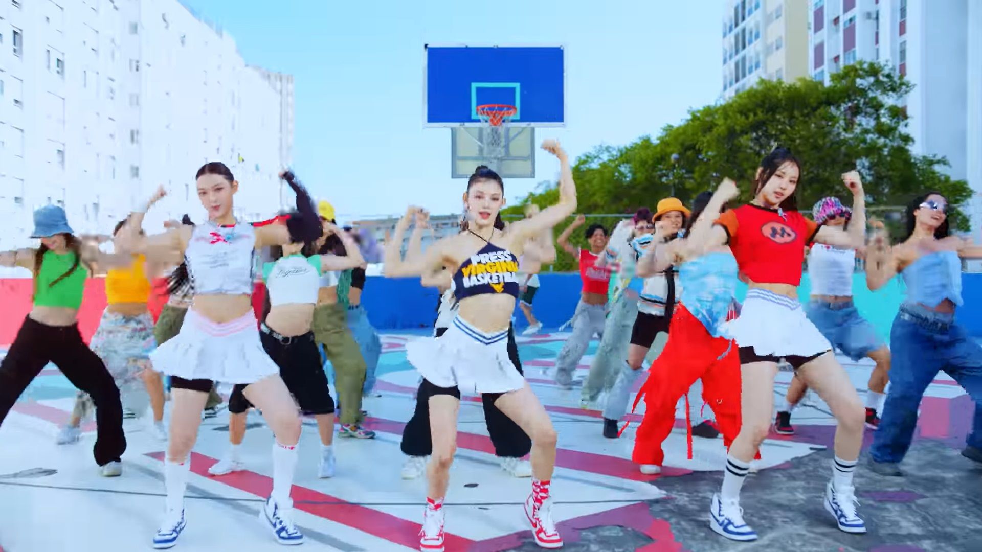 Mulai dari inspirasi baju tenis hingga gaya New Jeans di videoklip Super Shy. Ini berita terpopuler fashion dan beauty.