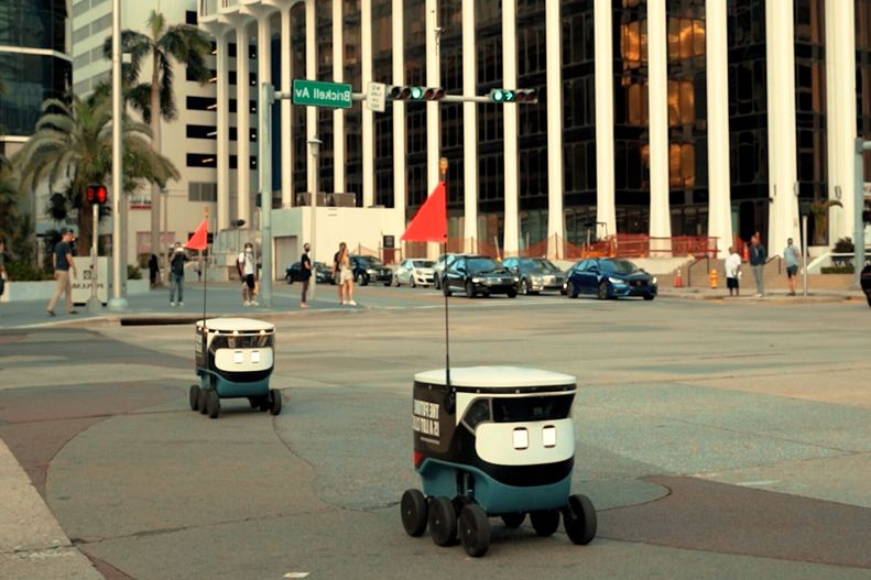 Penerapan AI pada self-driving car atau mobil autonom.