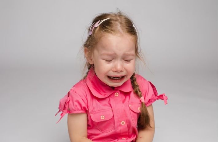 Cara efektif untuk menangani anak tantrum di tempat umum, salah satunya cobalah mengalihkan perhatian anak.