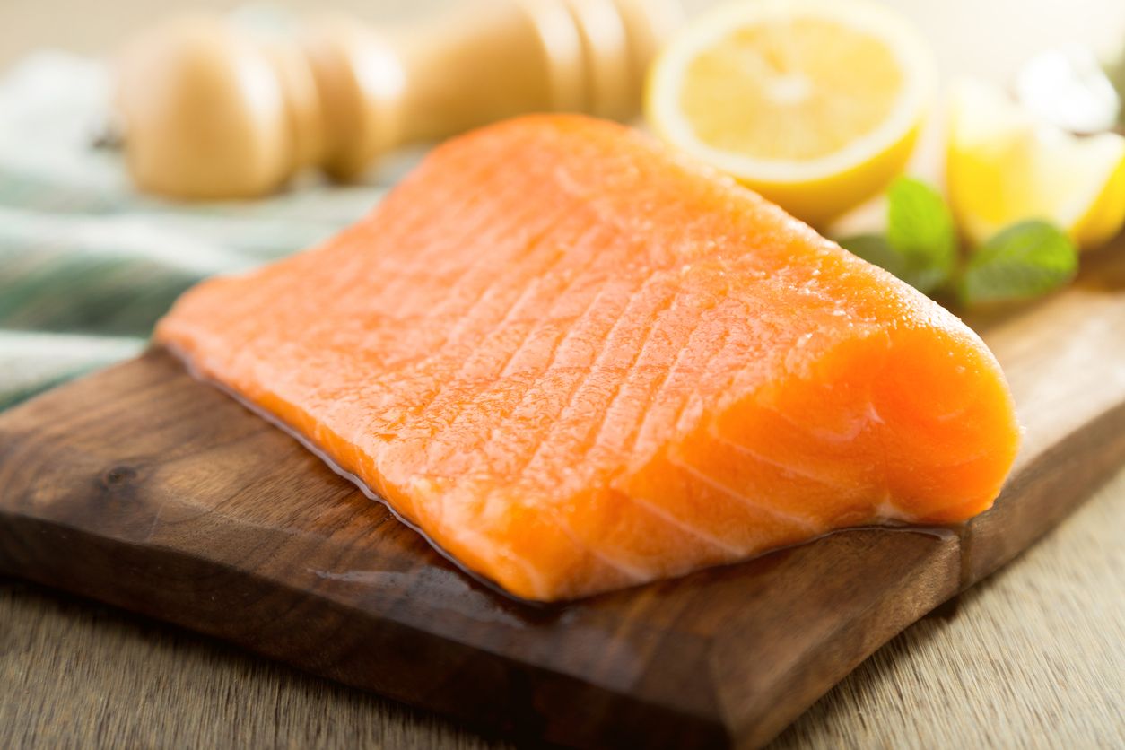Berikut 3 tips fillet ikan salmon, salah satunya pakai pisau yang tajam agar kulitnya bisa dijadikan keripik!