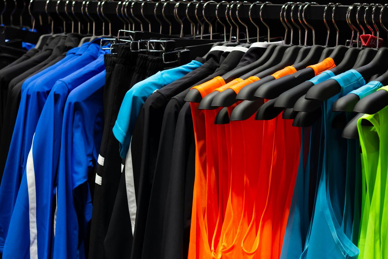 Berikut 4 tips memilih baju olahraga yang bisa membuatmu lebih nyaman saat beraktivitas fisik. Simak penjelasannya!