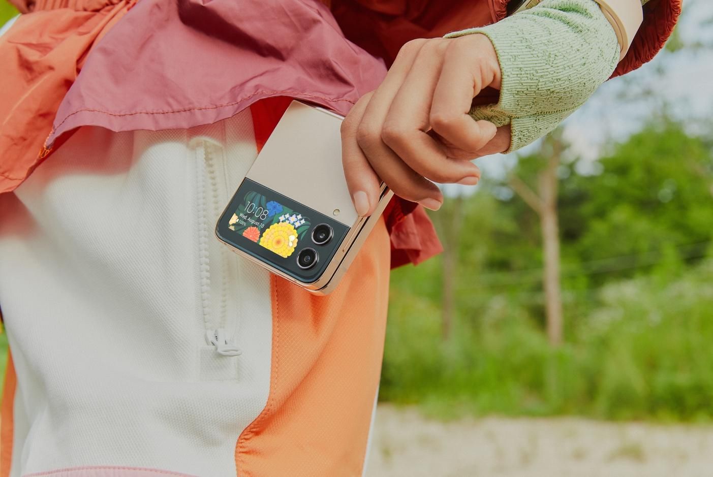 Ponsel lipat sedang populer di kalangan anak muda hingga viral di TikTok. Ternyata ini keunggulan foldable smartphone seperti Samsung Galaxy Z Series.