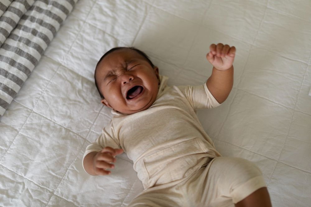 HIndari panik sampai berteriak, ini yang bisa kamu lakukan jika bayi terjatuh. Dahulukan langkah pencegahan ini!