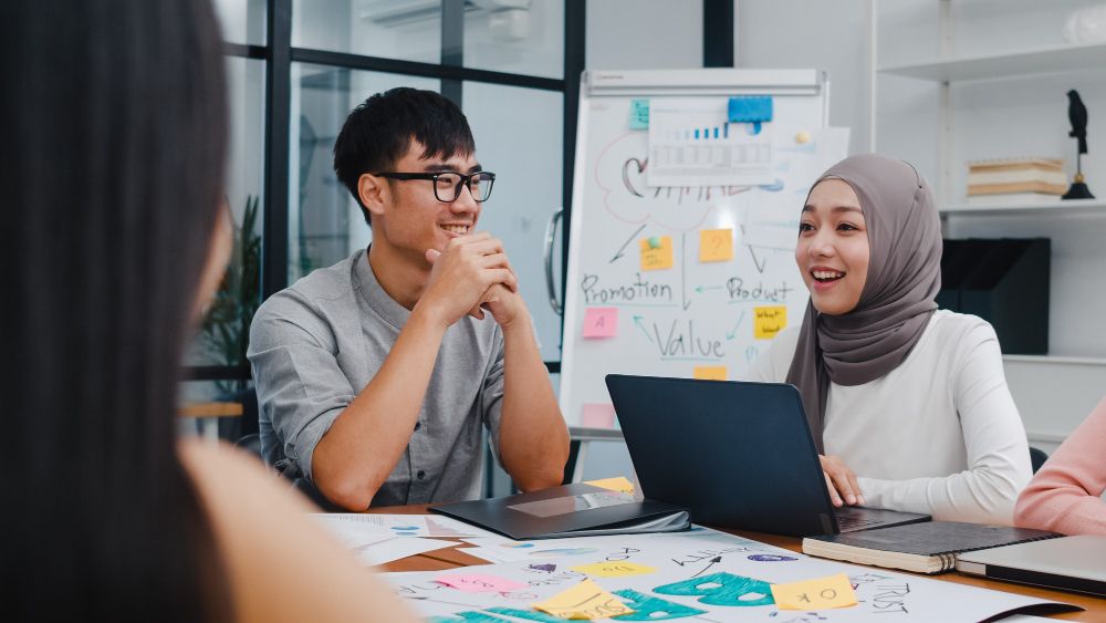 Tips sukses menjadi sociopreneur, pelaku bisnis yang fokus pada dampak usaha terhadap lingkungan dan masyarakat.