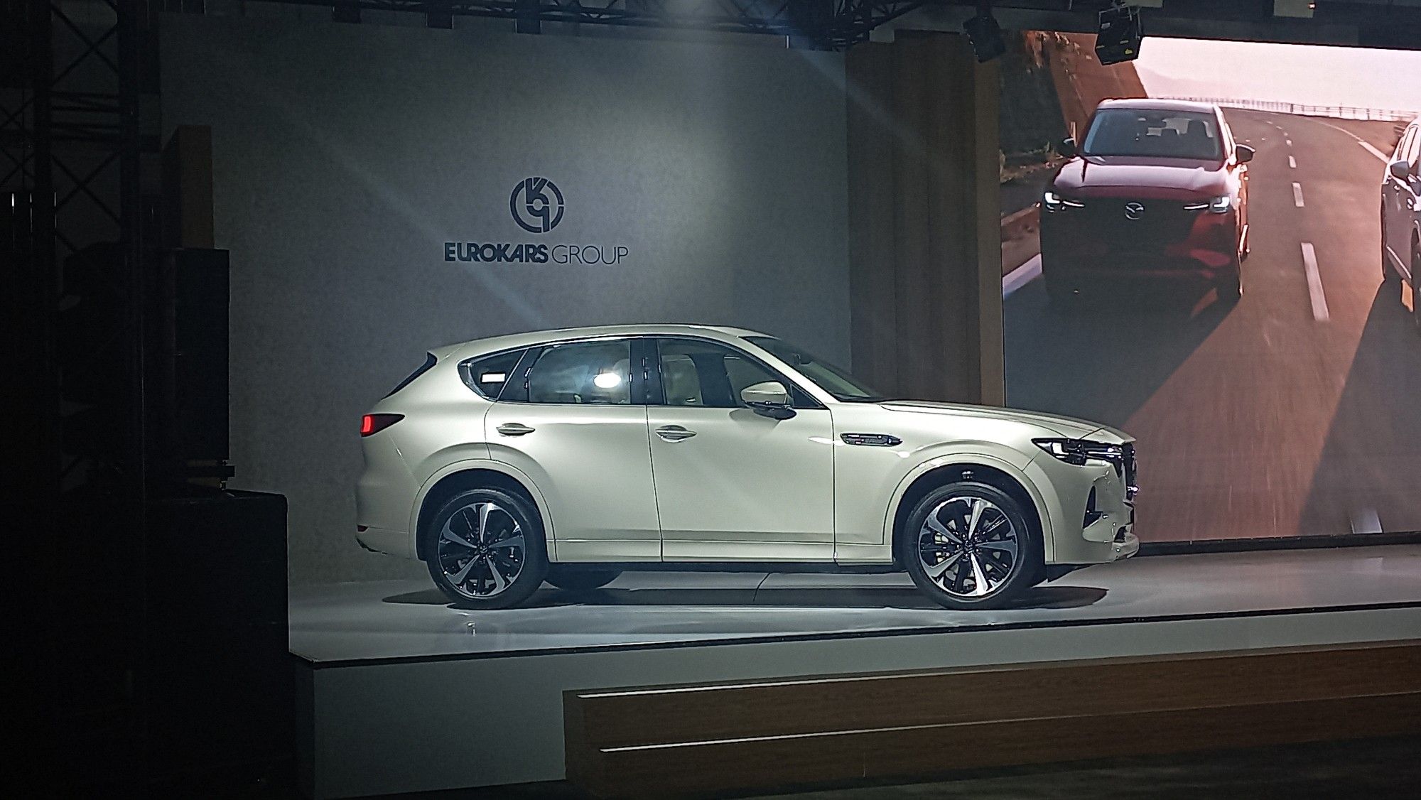 Bisa dipersonalisasi, ini dia rekomendasi mobil SUV premium yang mewah dengan performa kuat dan desain elegan, All-New Mazda CX-60.