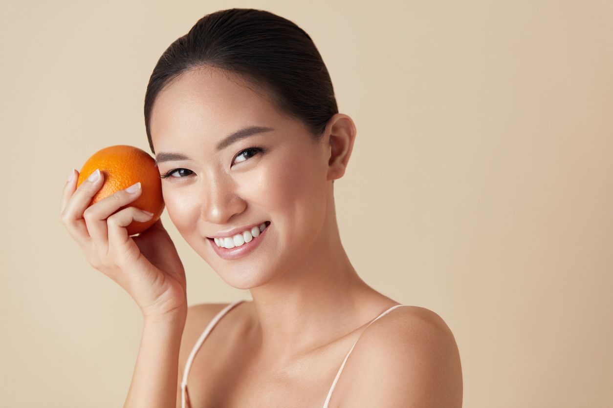Vitamin C bermanfaat untuk memperkuat skin barrier dan mencerahkan kulit. Ini rekomendasi skincare aman untuk kulit sensitif dari Trilogy. 