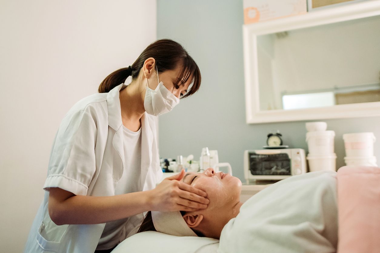 Berikut ini penjelasan dokter mengenai jenis treatment di klinik kecantikan yang cocok dilakukan oleh pemula, konsultasi dulu