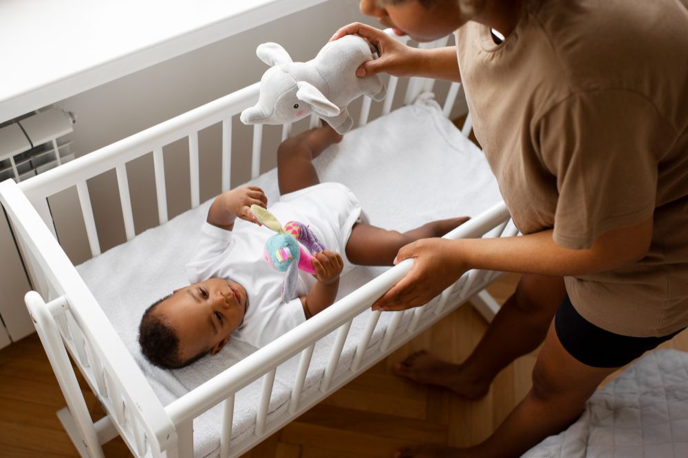Perhatikan rekomendasi pakar, ini tempat tidur yang aman dan tidak aman untuk bayi di tahun pertamanya.