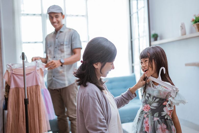 Menunjukkan semangat merayakan kemerdekaan dapat dilakukan dengan berpakaian modis. Ini rekomendasi fashion item pendukungnya!