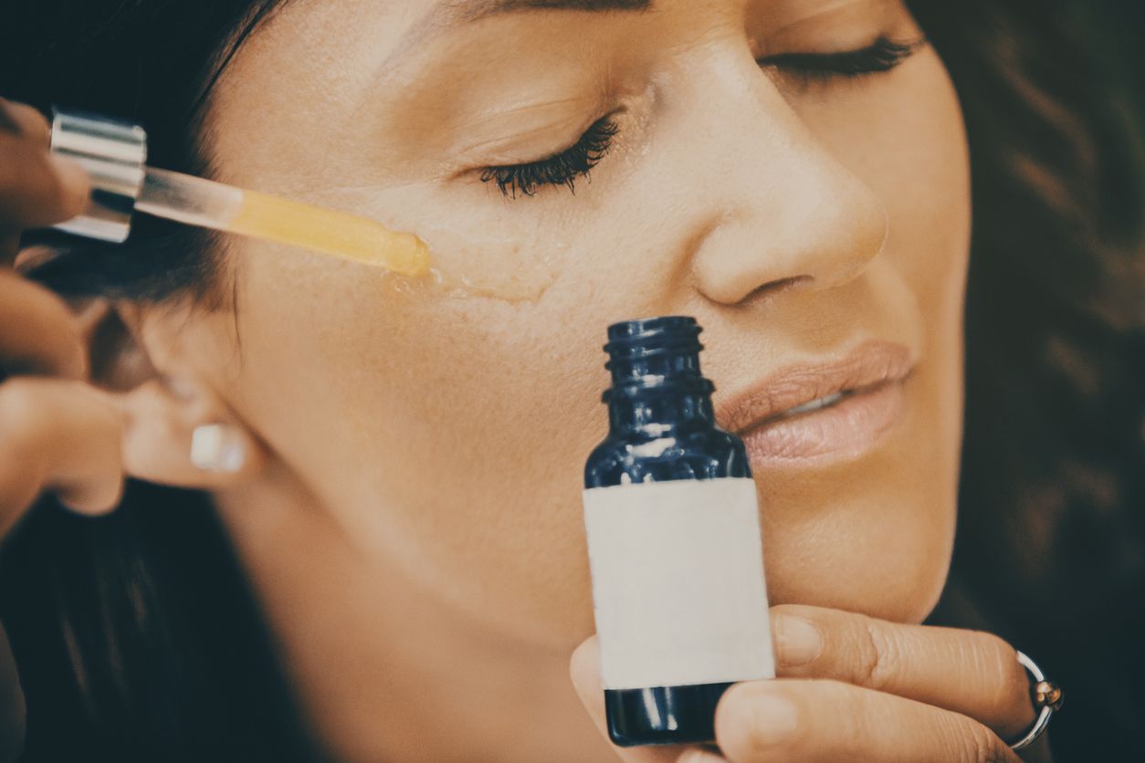 Berikut ini perbedaan antara retinal dan retinol yang jadi kandungan skincare viral di TikTok, simak ulasan selengkapnya.