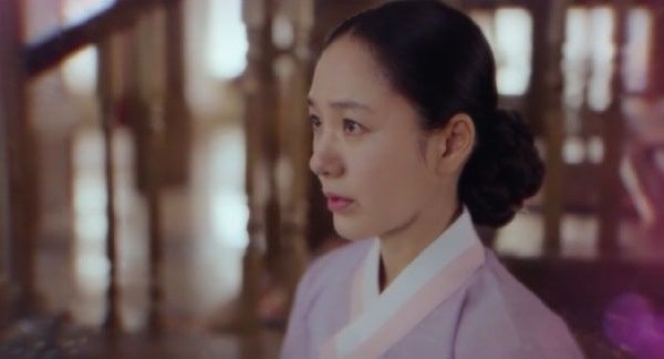 Sinopsis series Durian's Affair episode 12. Baek Do Yi lakukan penyamaran untuk pergi ke klub malam.