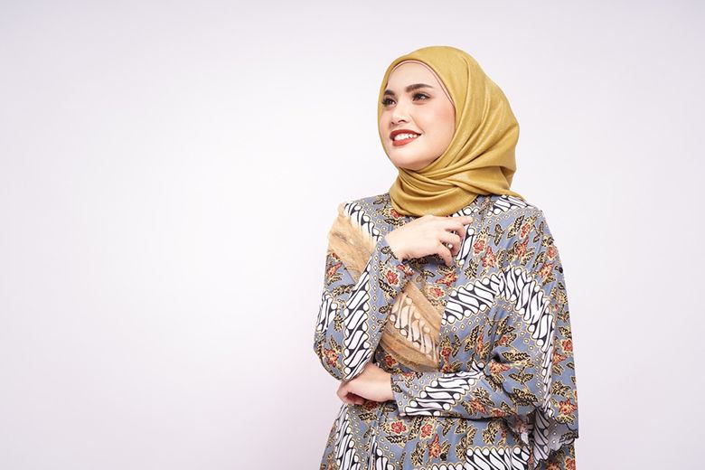 Batik biasanya digunakan sebagai pakaian resmi atau formal. Ini brand lokal yang menyediakan batik formal kekinian.
