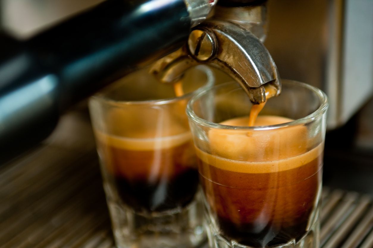 Berikut perbedaan espreso dan manual brew yang dijelaskan oleh barista, mulai dari penggunaan mesin hingga cita rasanya.