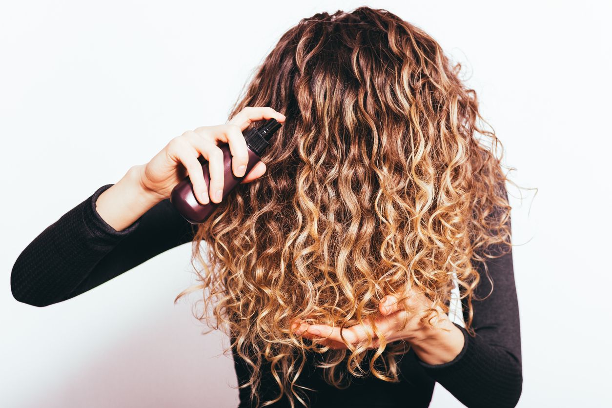 Parfum rambut tak hanya bikin wangi, tapi juga menutrisi rambut. Ini rekomendasi parfum rambut yang mengandung vitamin, Ellips Vitamin Hair Mist.