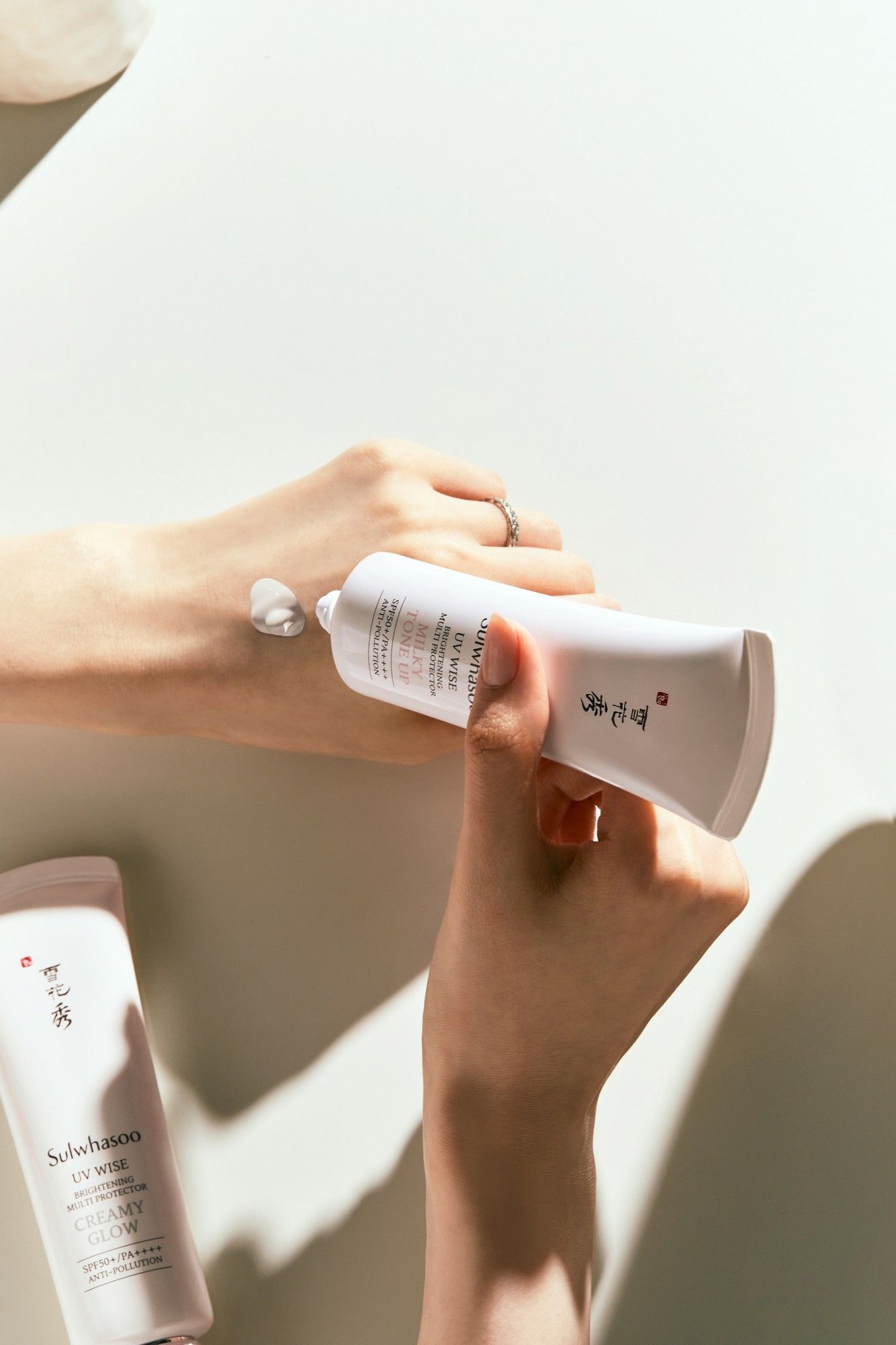 Rekomendasi sunscreen Sulwhasoo UV Wise Brightening Multi Protector ini bukan hanya bisa melindungi kulit dari paparan sinar UV, tapi juga debu halus.
