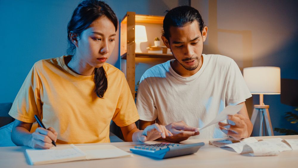 Ingin split bill setiap kali keluar dengan pasangan? Ini hal-hal yang perlu kamu lakukan saat membicarakannya.