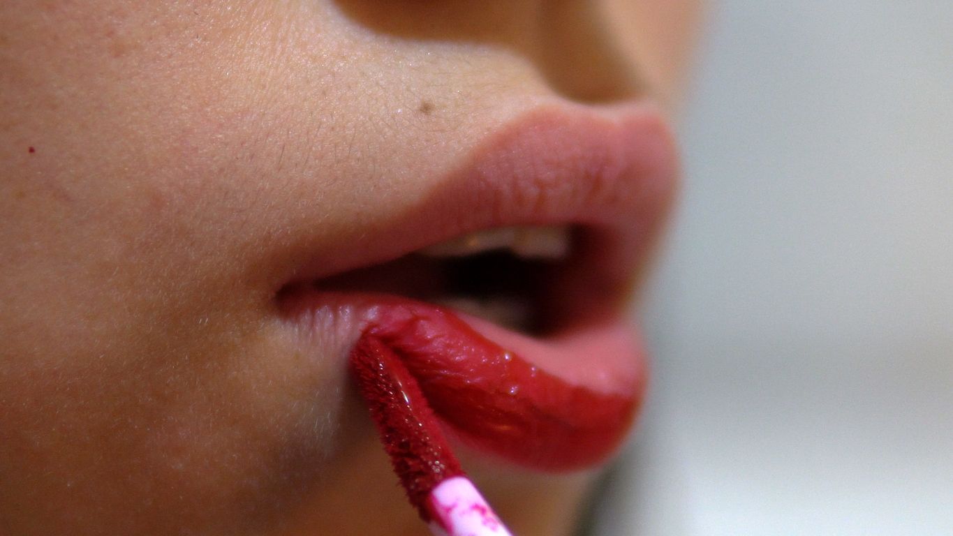 Berikut ini rekomendasi lipstik serbaguna yang bisa digunakan di bibir, mata, dan pipi dari Silkygirl bernama Lip2Cheek Flush