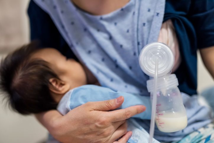 Berikut ini 5 pakaian dan perlengkapan yang dibutuhkan oleh ibu menyusui, ada manset hingga cooler bag