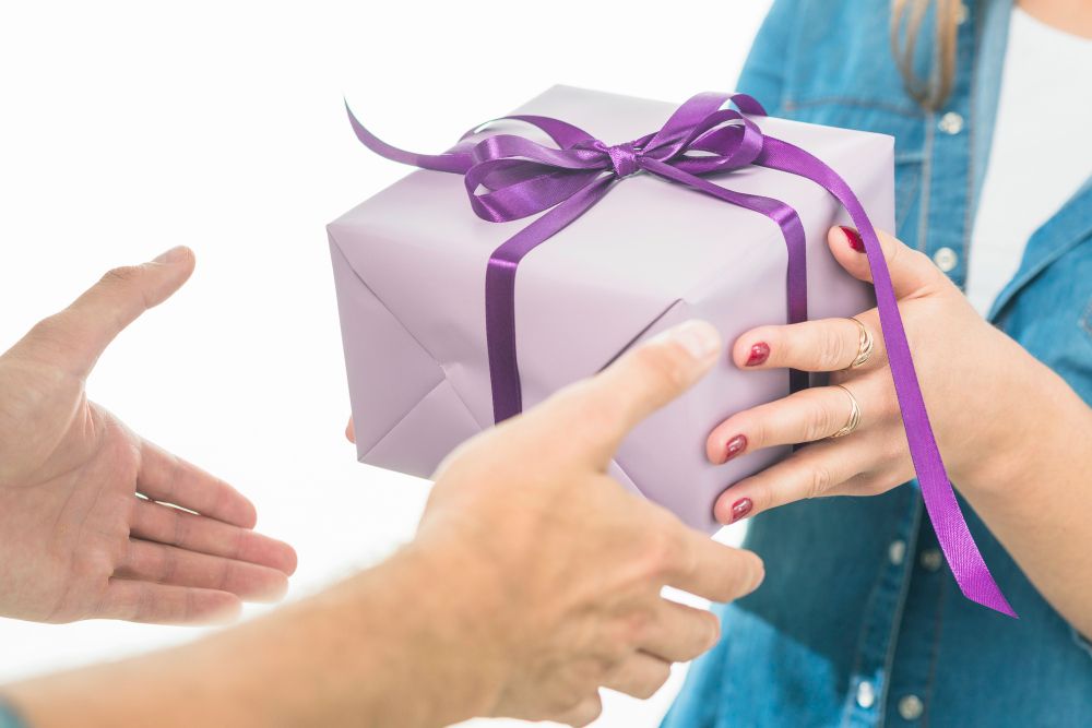 Pakar mengungkapkan ini soal anggapan pemilik love language receiving gift matre. Ternyata begini kebenarannya!
