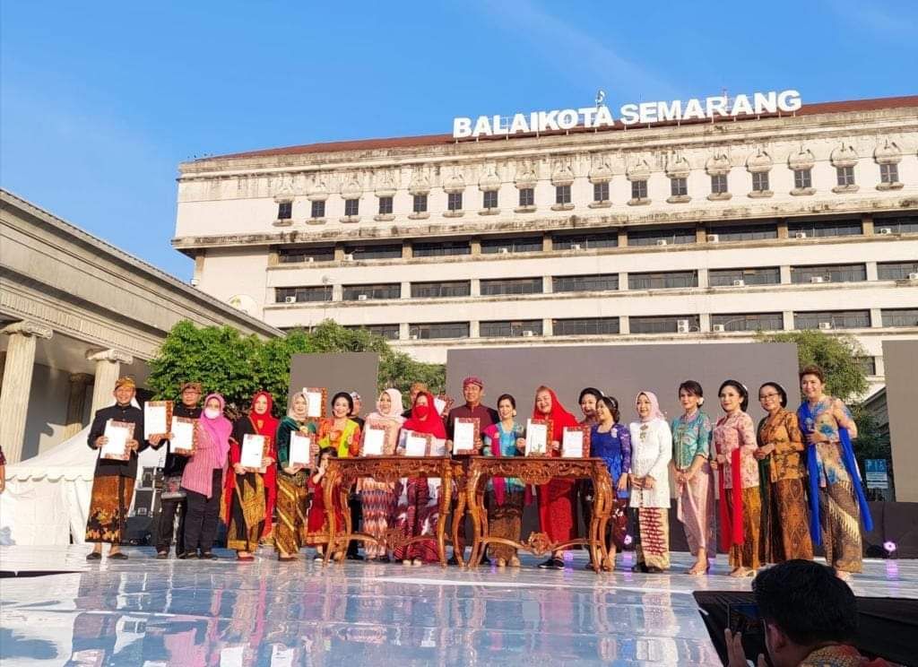 Mulai dari penetapan Hari Kebaya Nasional hingga cara berhenti pakai skincare abal-abal. Ini berita terpopuler fashion dan beauty.