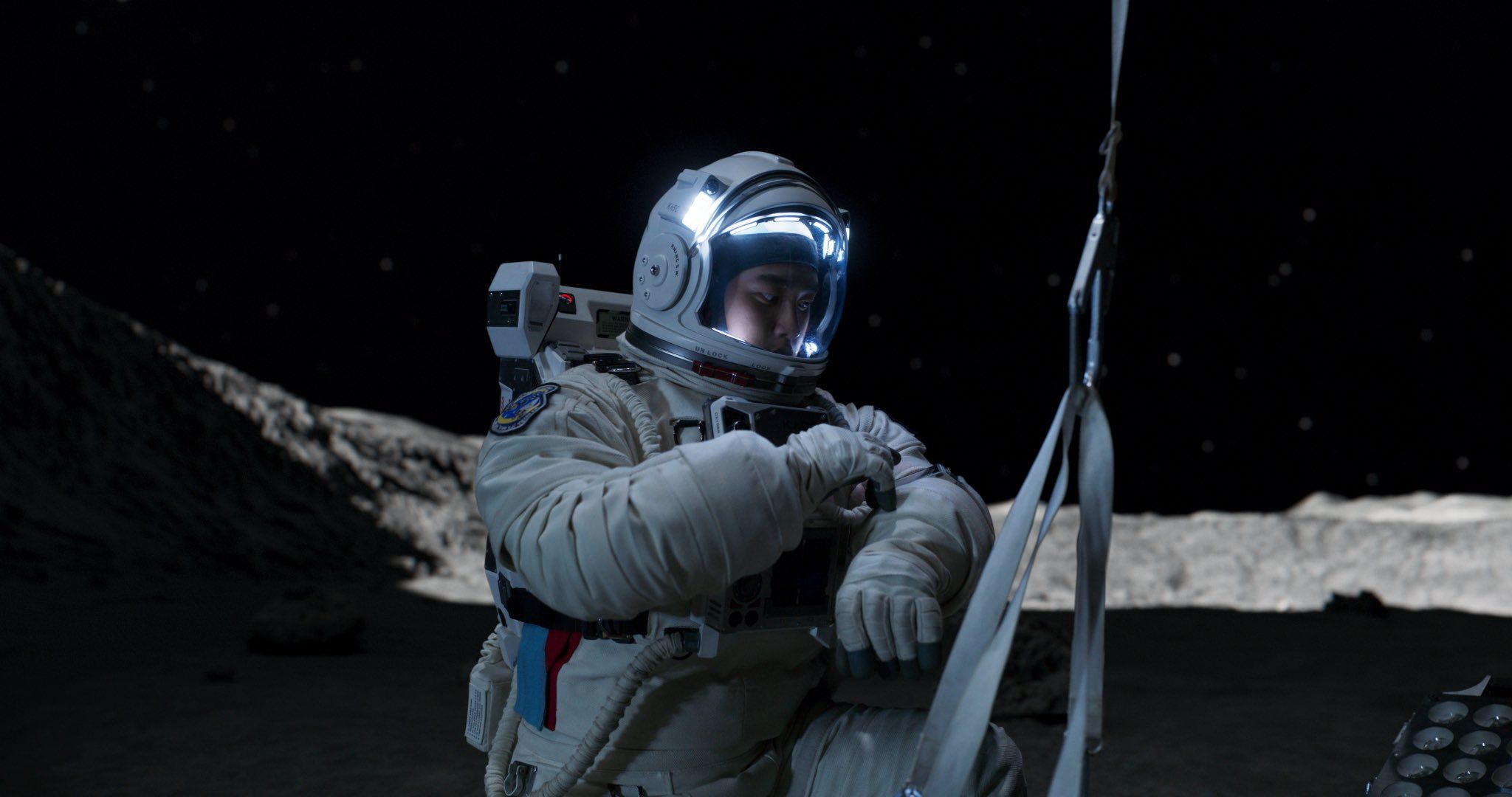 Intip sinopsis film The Moon yang dibintangi oleh D.O. EXO atau Do Kyung Soo beserta jadwal rilis di bioskop Indonesia tepatnya di jaringan CGV.