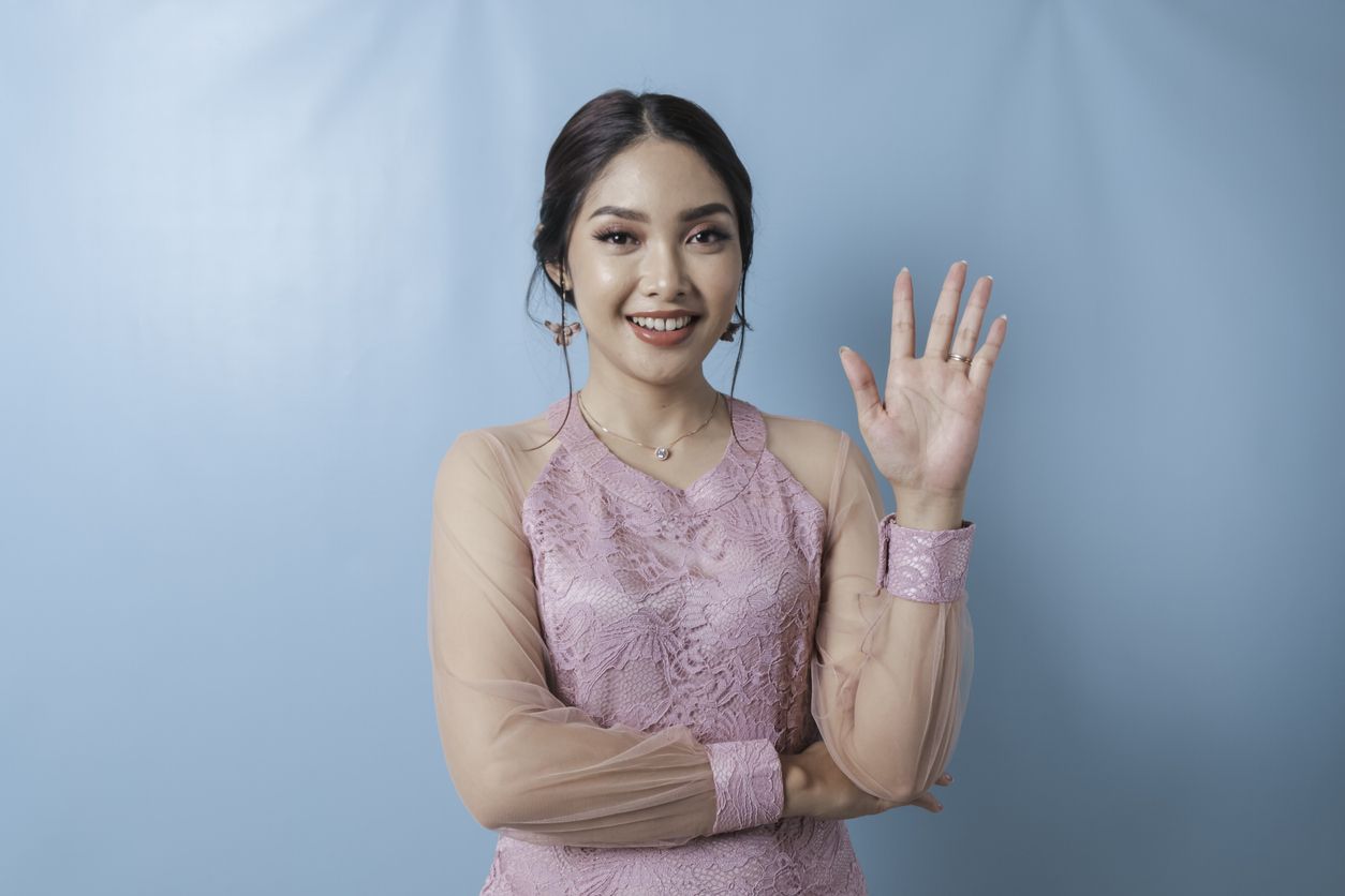 Berikut ini 5 tips mencuci kebaya agar awet pastikan pisahkan warnanya dan cuci pakai air dingin saja ya