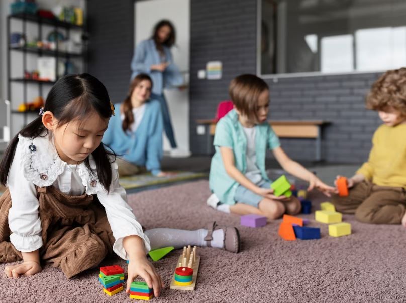 Sedang mencari tempat penitipan anak yang ideal untuk buah hati? Simak tips memilih daycare untuk anak berikut ini!