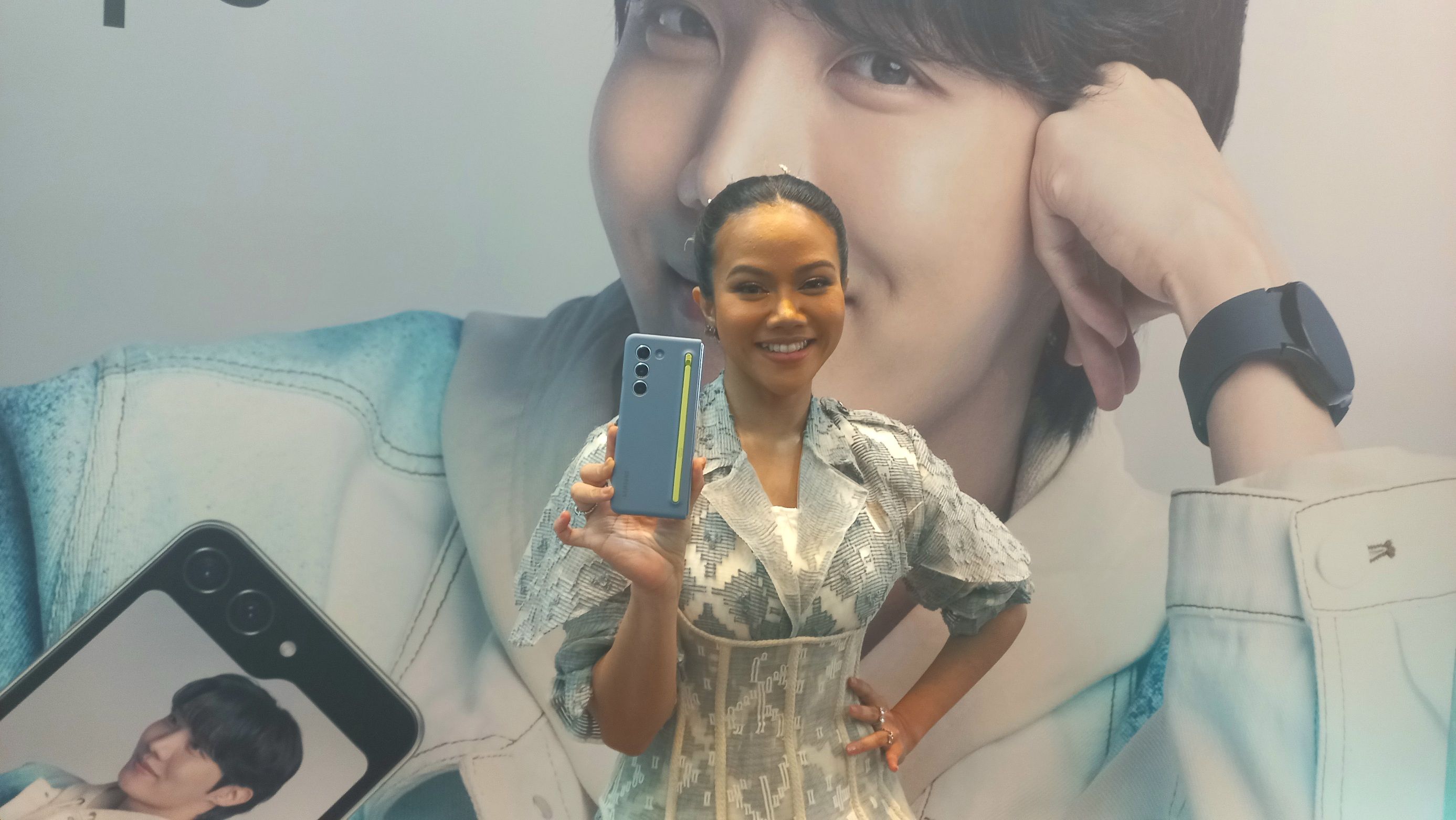 Yura Yunita mengakui bahwa ponsel lipat Samsung Galaxy Z Fold5 yang viral di TikTok memudahkannya berkreativitas dan menabung karya.