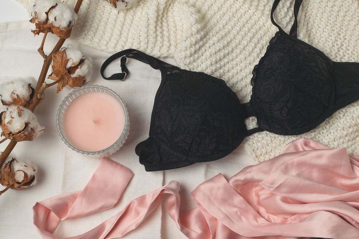 Salah pakai lingerie bisa berujung tak nyaman dan tak enak dipandang. Ini dia cara pilih ukuran lingerie yang viral di TikTok.
