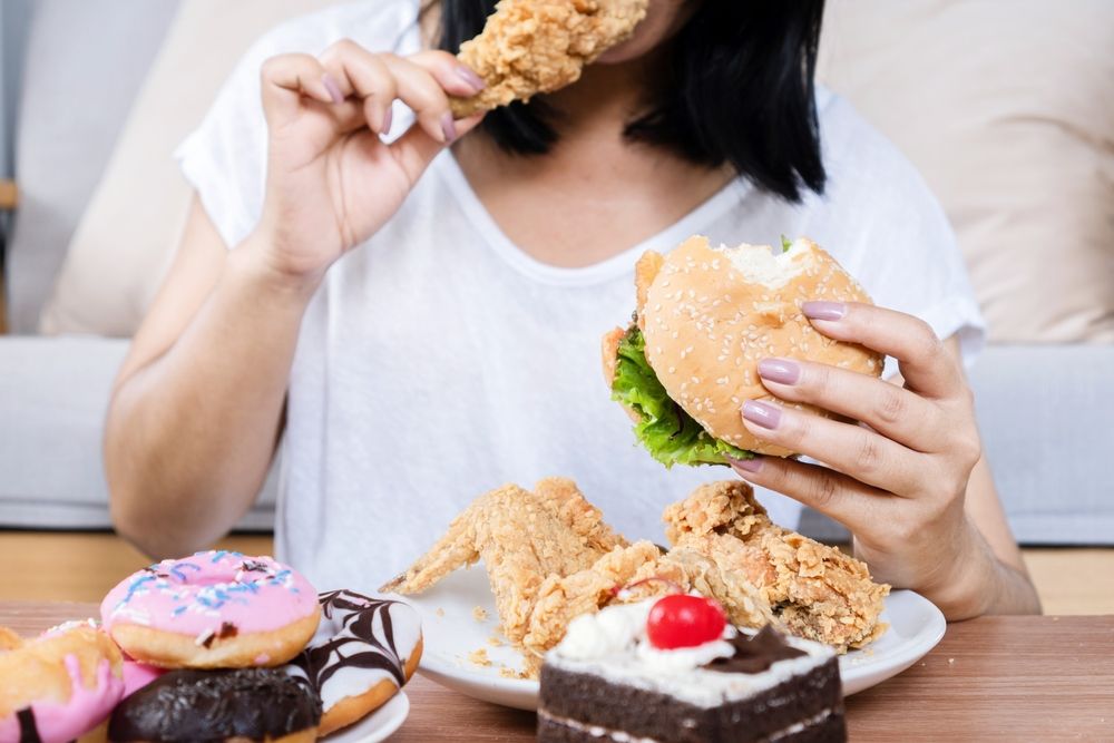  Menurut riset, kebiasaan mengonsumsi makanan berkalori kosong nyatanya juga banyak dilakukan kaum hawa.