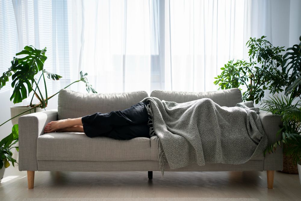 Ruang tamu bisa diubah menjadi kamar tidur untuk istirahat tamu yang menginap di rumahmu dengan cara-cara berikut!