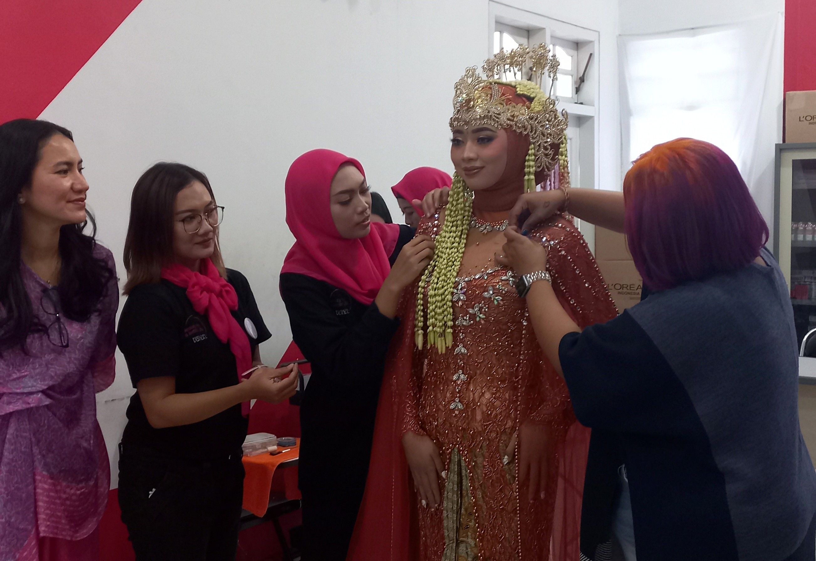 Komitmen dukung pemberdayaan, L'Oreal Indonesia beri pelatihan kecantikan pada ratusan perempuan lewat program Beauty for a Better Life di Surabaya. 