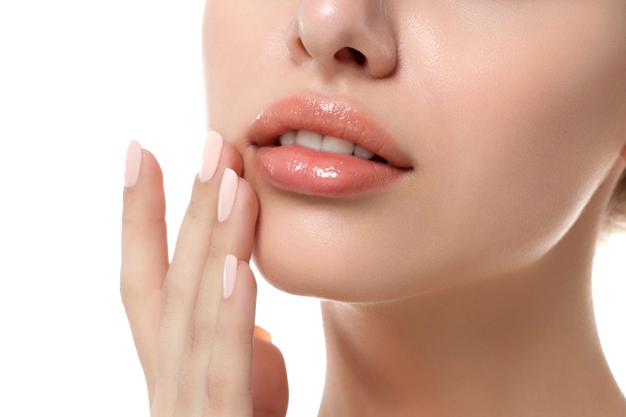 Berikut penjelasan dokter viral di TikTok mengenai bolehkah menggunakan sunscreen wajah di bibir dengan alasan untuk menjaganya dari sinar matahari.