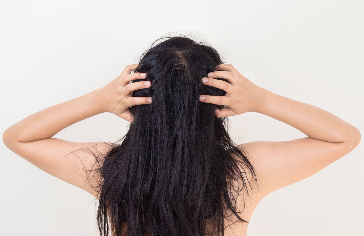 Berikut ini 4 tips melindungi rambut dari polusi udara, mulai dari konsumsi suplemen kolagen hingga pakai antioksidan.