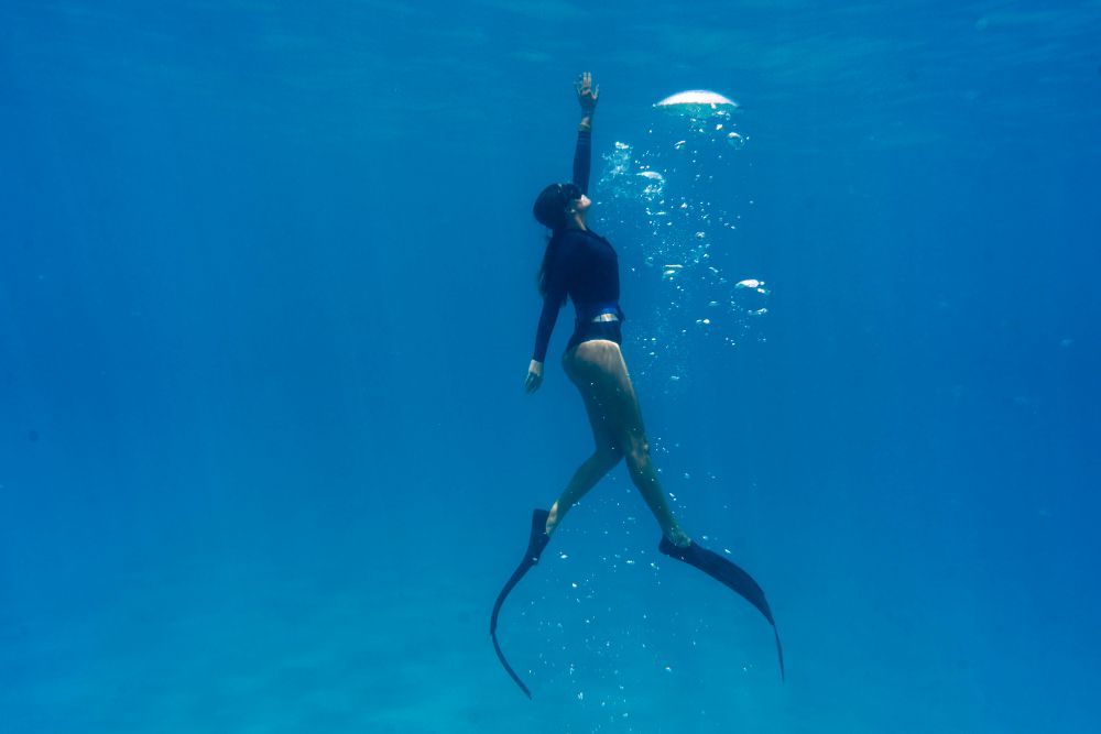 Freediving kini menjadi olahraga yang populer dan banyak diminati. Berikut ini lima tips freediving untuk pemula.