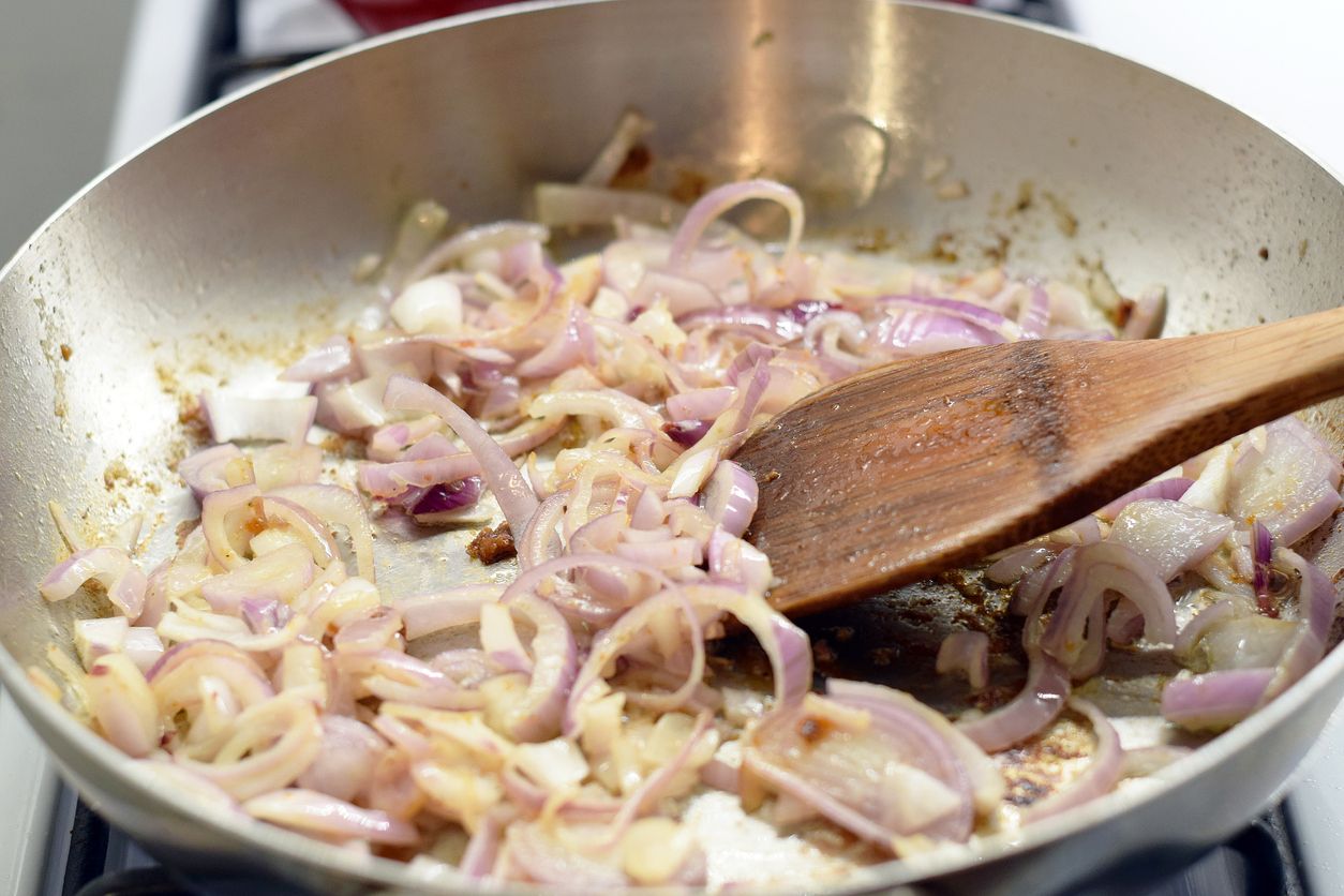 Bisa membantu Kawan Puan ibu rumah tangga hemat uang belanja bulanan, berikut rekomendasi 3 resep bawang merah viral di TikTok untuk menu harian.