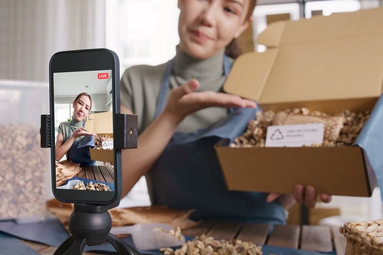 Di tengah maraknya tren belanja melalui live shopping, tiga kreator ini sukses meraup keuntungan besar lewat live TikTok Shop!