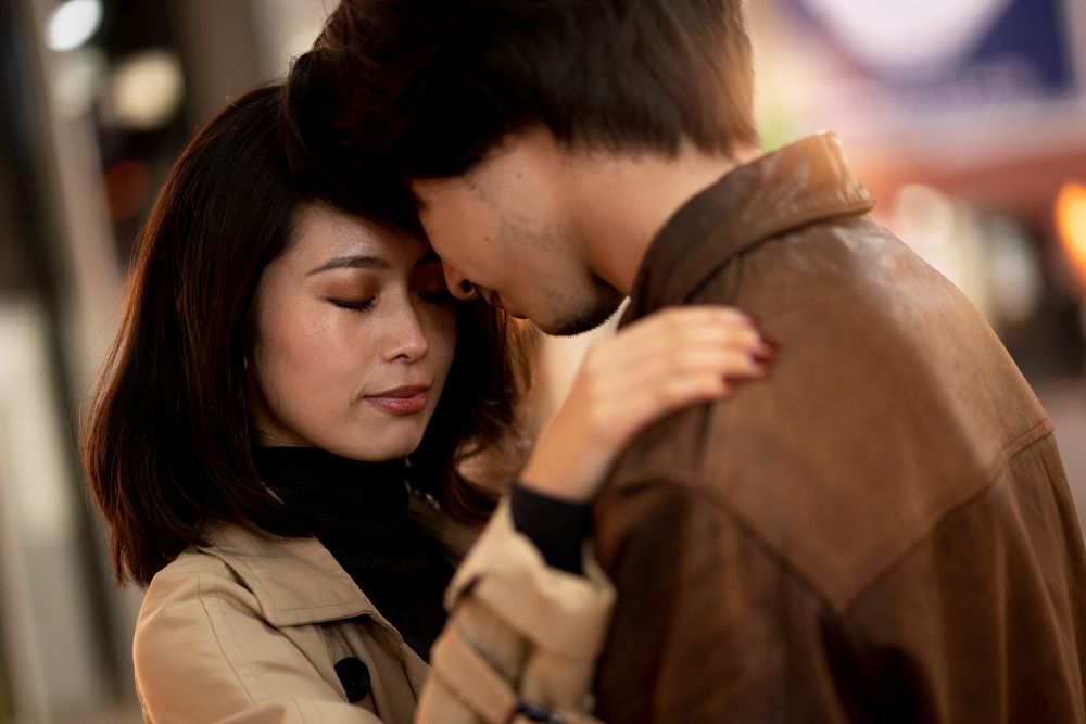 Tanda-tanda kamu tipe orang hopeless romantic yang memiliki fantasi indah tentang cinta. Yuk, simak apa saja?