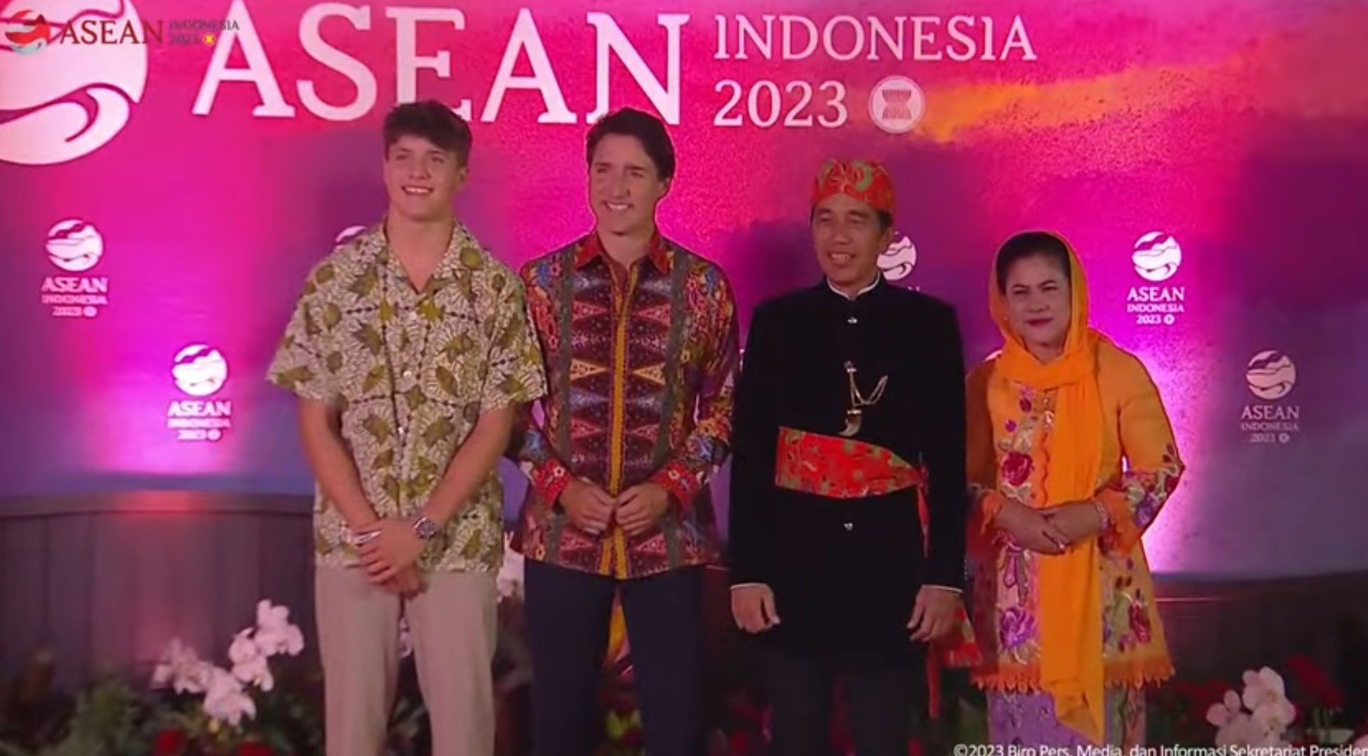 Acara Gala Dinner KTT ASEAN 2023 dimeriahkan dengan gaya para kepala negara yang tampil berbusana sentuhan etnik. Pakai baju adat betawi hingga batik.