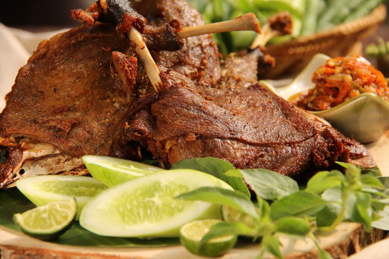 Berikut ini 3 tips masak bebek agar tidak bau, mulai dari ungkep pakai rempah hingga goreng dengan minyak kelapa