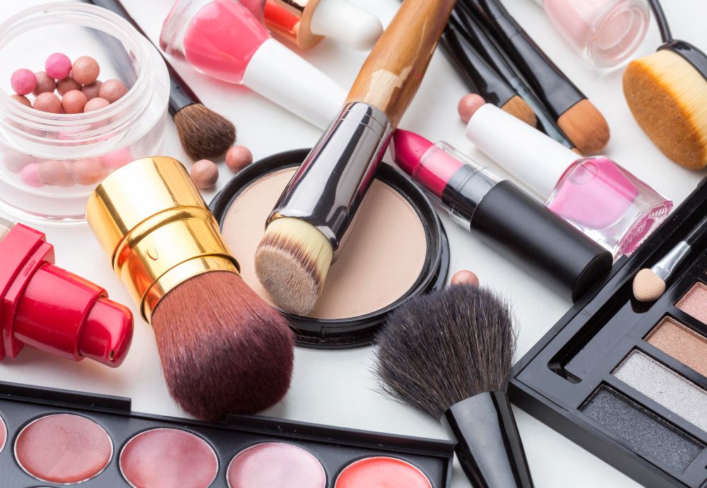 Terkadang, kita menemukan makeup di pasaran dijual dengan harga miring atau murah. Kawan Puan harus waspada dijualnya produk kosmetik reject. 
