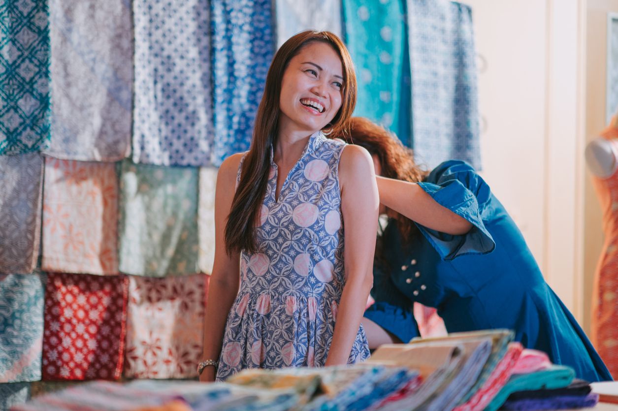 Berikut ini 5 ide mix and match batik untuk nonton konser SMTOWN Live 2023, mulai memadankan motif sampai pakai aksesori