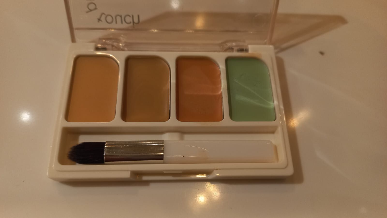 Berikut 4 tips menggunakan color corrector sesuai dengan warnanya, bisa untuk contour hingga menutupi kemerahan!
